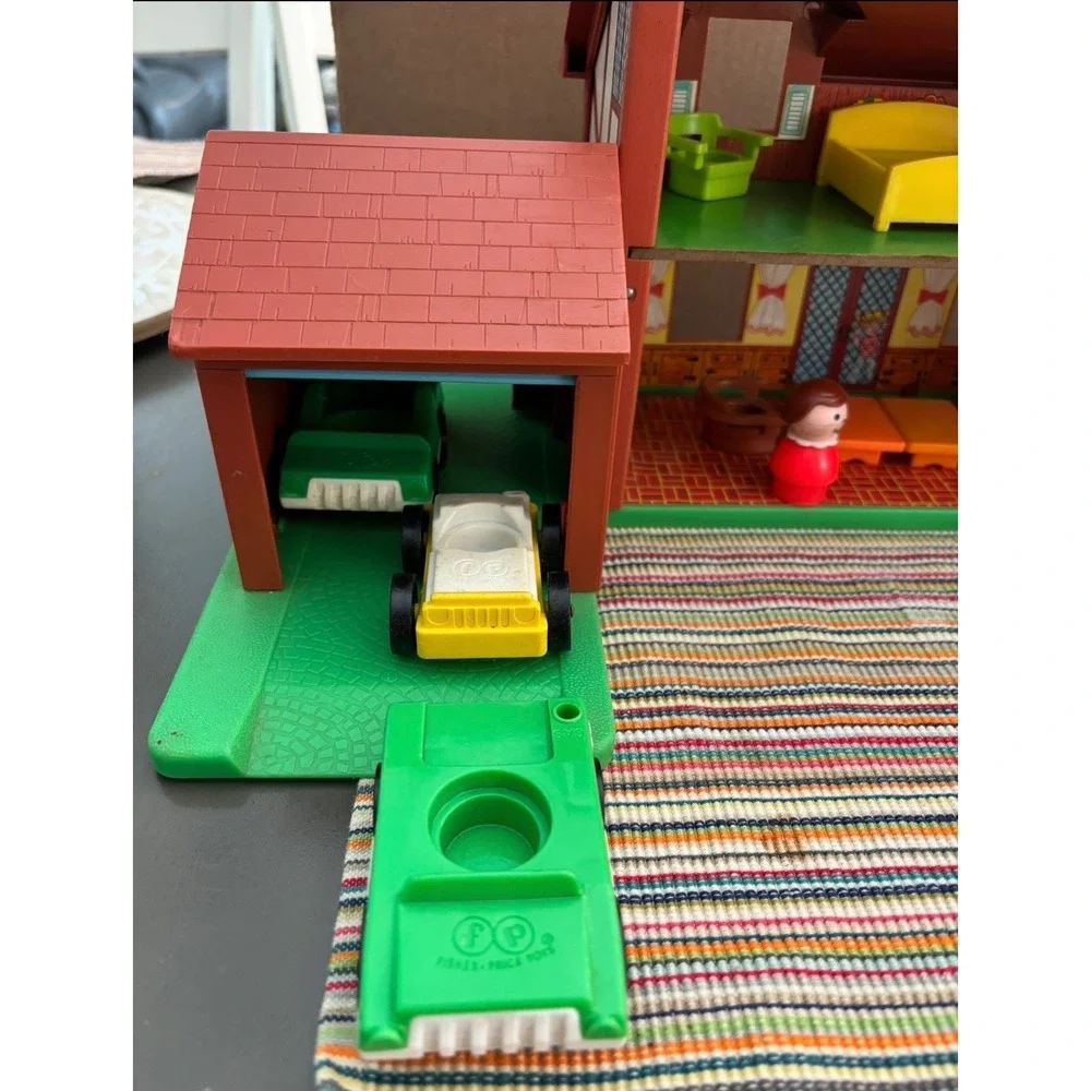 Vintage Fisher-Price Little People Tudor Play Family House 952 with Accessories
